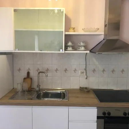 Itan’s Apartment-lovely Guest In Center