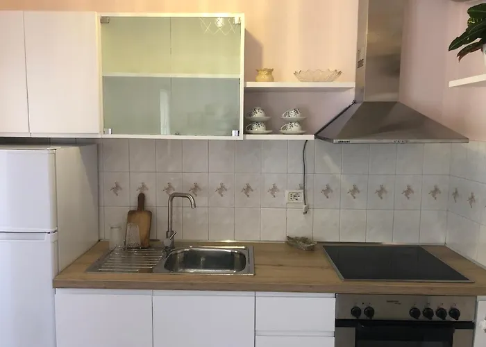 Itan's Apartment-lovely Guest In Center