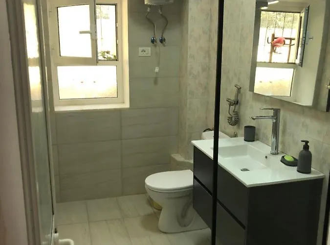 Itan's Apartment-lovely Guest In Center Lägenhet